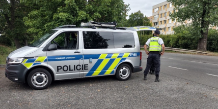 V příbramské Brodské ulici srazilo auto starší chodkyni, na místě zasahovaly záchranné složky