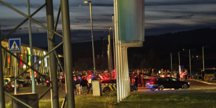 Velký sraz tuningových aut v Příbrami měl jasný plán: Policie zablokovala výjezdy ze Stop Shopu, kolona přesto odjela na Slapy