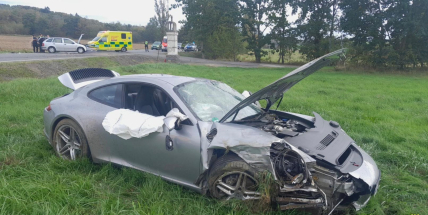 Střet osobních vozů u Příčov zcela uzavřel silnici 18