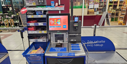 Samoobslužná pokladna, mobil v ruce a klubová cena. Kam se posunulo nakupování v Česku?