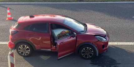 Oslnění sluncem za volantem: Nehoda na dálnici D4 zkomplikovala provoz směrem na Prahu