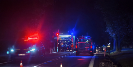 Náraz zezadu u Drásova: Nissan skončil v kufru Alfy Romeo a zcela uzavřel silnici