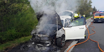 Požár osobního auta komplikoval provoz na dálnici D4 u Dobříše, řidič stihl před ohněm včas utéct