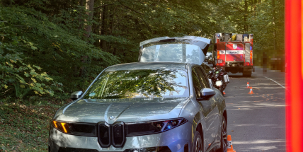 Střet motocyklu s autem uzavřel hlavní tah na Plzeň: Zraněné motorkářky skončily v nemocnici