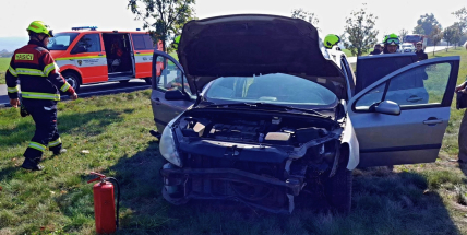 Peugeot narazil u Malé Hraštice do stromu, starší řidič skončil v nemocnici