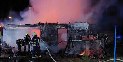 Noční požár v Obořišti zničil rodinný dům: Škoda jde do milionů, na místě zasahovalo šest jednotek