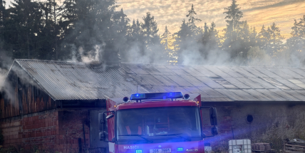 Masivní požár pily u Vranovic zaměstnal desítky hasičů, škoda půjde do milionů