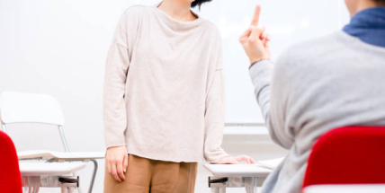 Dánský učitel by mohl žáka odvést ze třídy i proti jeho vůli. Je podobný krok potřeba i v Česku?