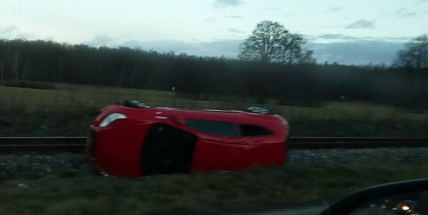 Auto dostalo smyk na ledovce a skončilo na boku