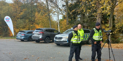 Policisté kontrolovali řidiče. Čtyři drželi za jízdy telefon