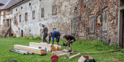 Díra, která mohla způsobit katastrofu. Malý palác v zámku se podařilo rožmitálským nadšencům zachránit