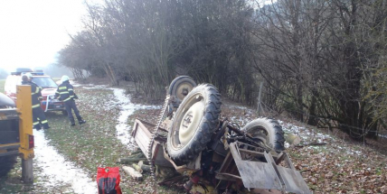 Na muže v Martinicích se převrátil traktor