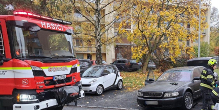 V Příbrami spadlo na mladého muže auto, pro zraněného letěl vrtulník