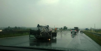 Nehoda na R4: Auto se převrátilo na střechu