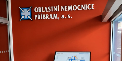 V příbramské nemocnici usnadňuje pacientům orientaci nová dotyková obrazovka s AI asistentem