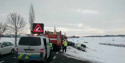 Nehoda na silnici 4 komplikuje provoz u Vrančic