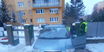Muž se před strážníky uzamkl v autě