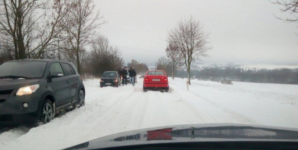 Vítr a sníh dále komplikují dopravu. Další nehoda u Rožmitálu