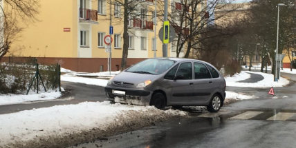 Dvě auta se srazila v ulici Politických vězňů