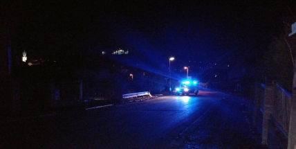 Řidič nezvládl svůj vůz a naboural do plotu