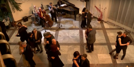 Nestihli jste divadelní ples? Podívejte se alespoň na reportáž