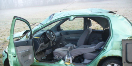 Ženu museli z auta vyprostit hasiči