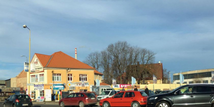 Nehoda dvou osobních vozů komplikuje dopravu na kruhovém objezdu u Obory