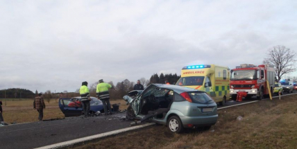 Jednu z řidiček včerejší nehody museli vystříhávat hasiči