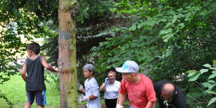 Asistenti prevence kriminality zorganizovali úklid v okolí ubytoven Pod čertovým pahorkem