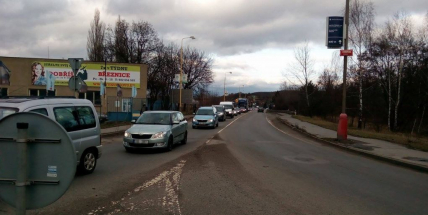 Další nehoda na kruhovém objezdu u Obory, tvoří se kolony