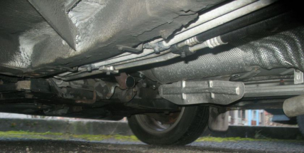 Zloděj odcizil katalyzátor ze zaparkovaného vozu, další podezřelé policie dopadla