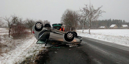 Auto u Narysova skončilo po nehodě na střeše