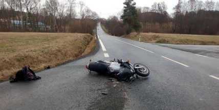 Osobní vůz nedal přednost motocyklu ve Višňové