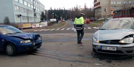 Srážka dvou vozů komplikuje dopravu u Penny marketu