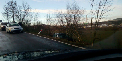 Passat skončil mimo silnici, po řidiči pátrá policie