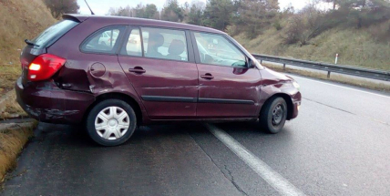 Dvě auta se srazila na dálnici D4