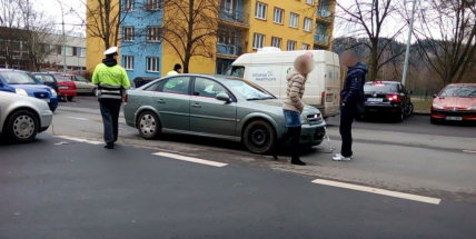 Řidič táhl druhé auto, to se srazilo s oplem