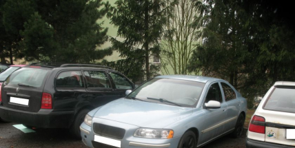 Zaparkovanému volvu propíchal pneumatiky a poškodil lak