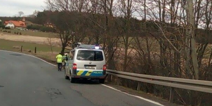 Nehoda u Trhových Dušníků: Vůz proletěl skrz svodidla