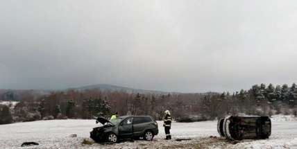 Po kotrmelcích skončila auta mimo silnici