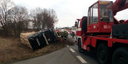 Strakonickou po nehodě blokuje převrácený kamion