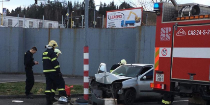 Před Kauflandem narazil do sloupu