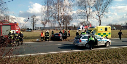 Strakonická je opět uzavřená, auto narazilo do stromu