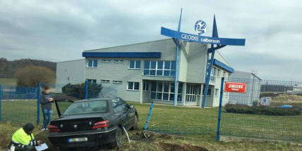 Kuriózní nehoda: Řidička probourala plot v Jinecké