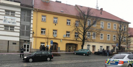 Další nahlášená bomba. Policisté uzavřeli část náměstí TGM