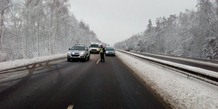 Sníh stále komplikuje dopravu, hlášeno je hned několik nehod