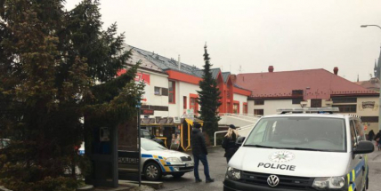 Policie dopadla pachatelku, která včera vyhrožovala bombou