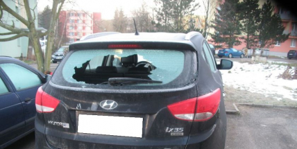 Šest poničených aut během několika dní