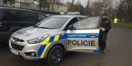 Na vůz na dálnici se sesunul svah