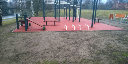 K workoutovému parku je přístup pouze přes trávu